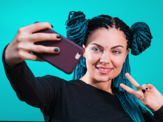 chica se toma un selfie con el teléfono
